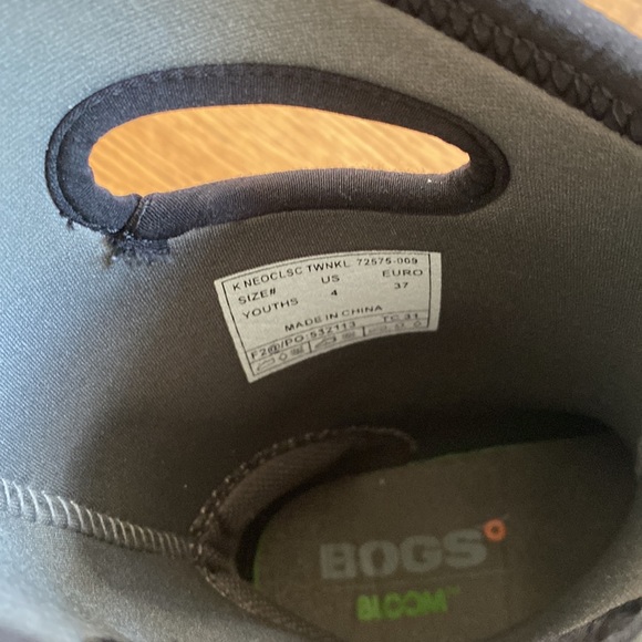 Bogs Winter boots. (-35 degrees). Youth Size 4. - Picture 3 of 3